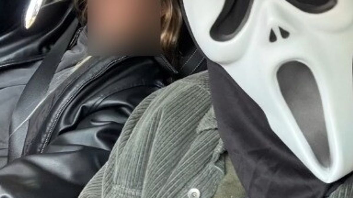 Bastian Muller con la maschera di ghostface