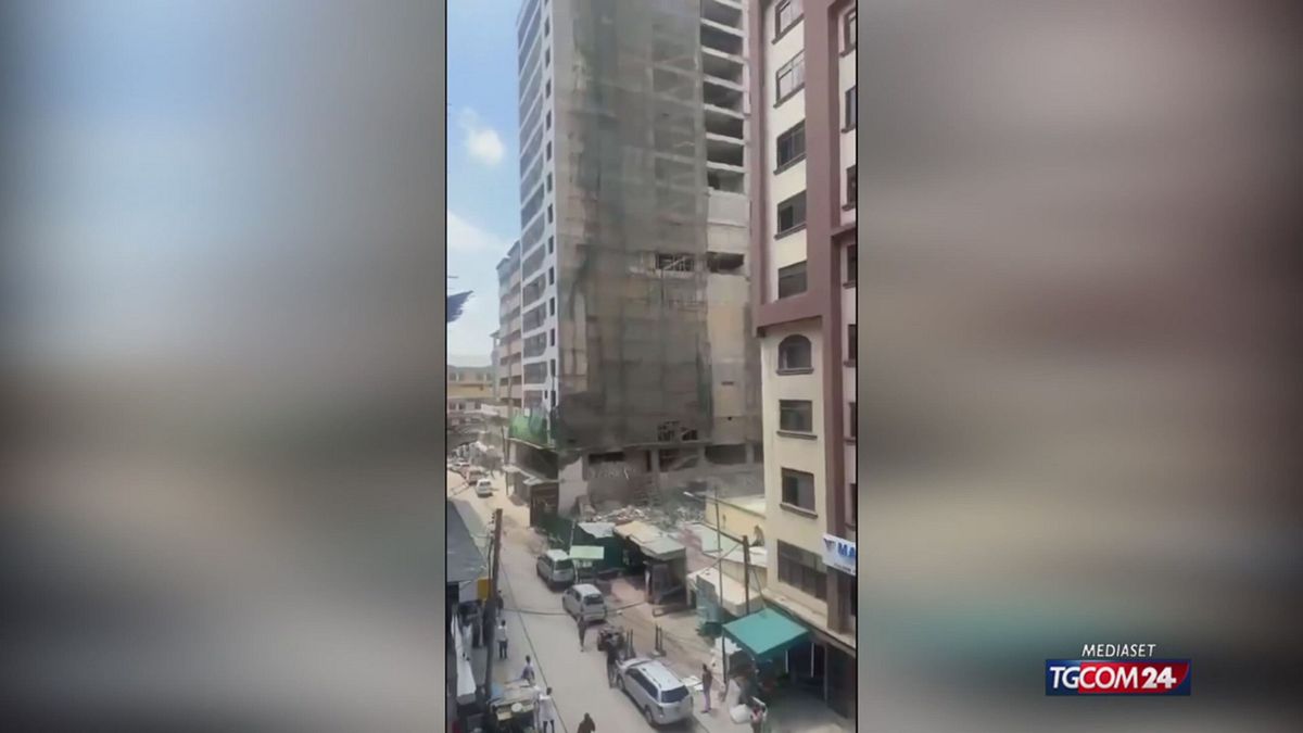 Nairobi, palazzo crolla come un castello di carte: persone sotto le macerie