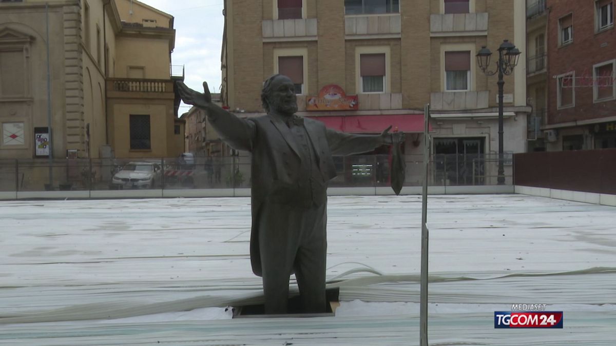 6.00 PAVAROTTI, STATUA SALVA SRV