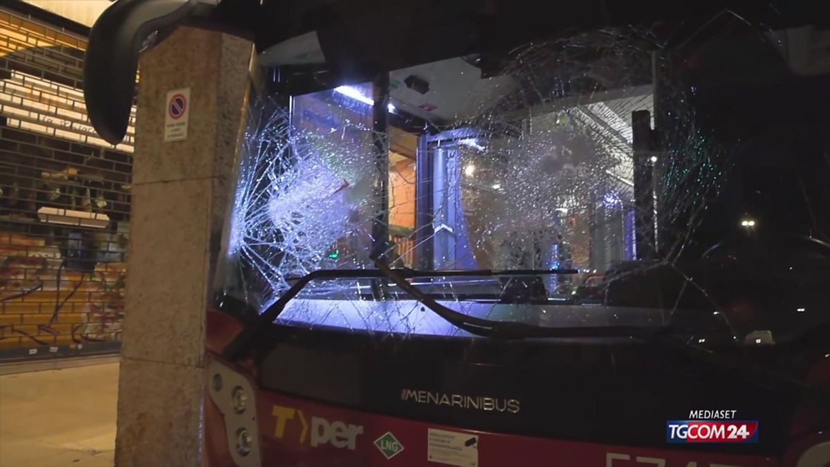 BOLOGNA AUTOBUS DEVASTATO  SRV