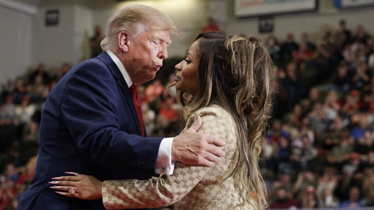Trump "accoglie" Nicki Minaj al comizio: "Hai un lato B spettacolare"