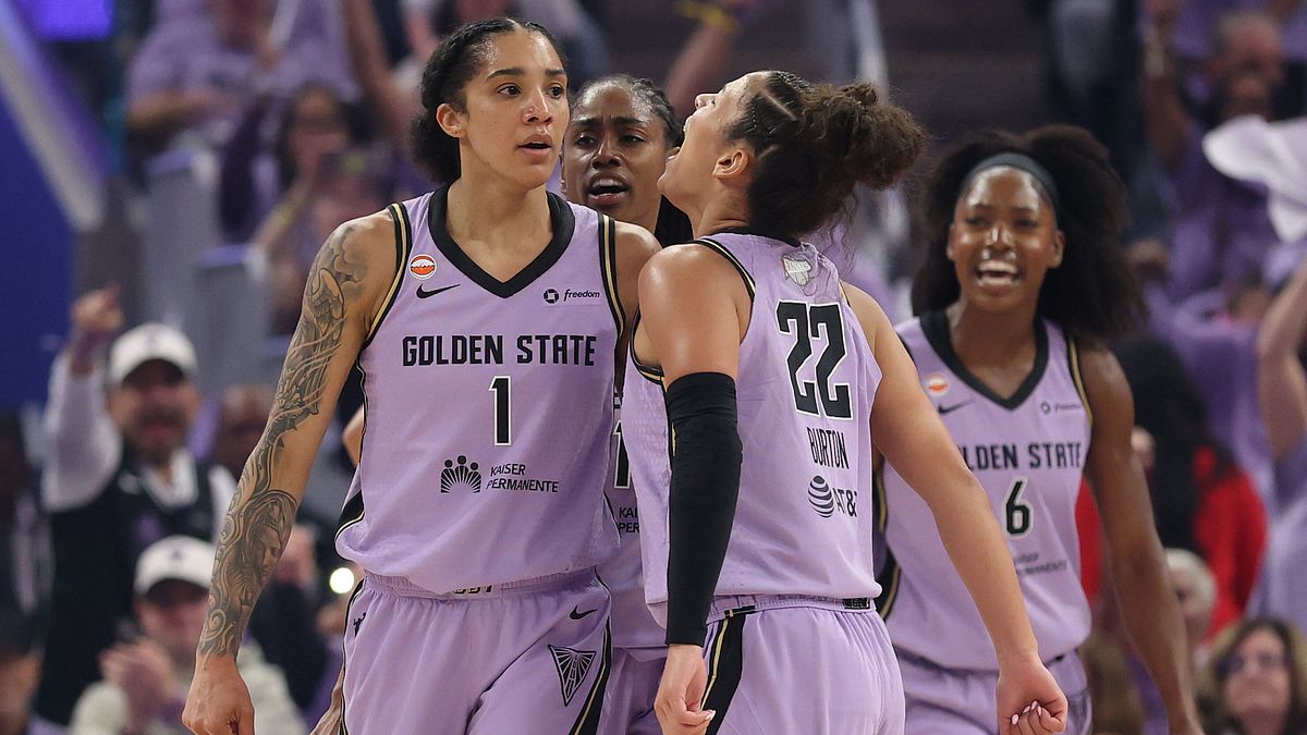 Sulla destra, Cecilia Zandalasini in canotta Valkyries