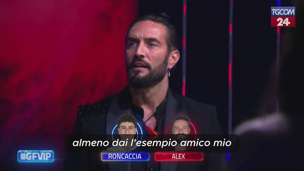 "Grande Fratello Vip", Alex Belli scappa dalla Casa: calci alla porta e fuga in giardino