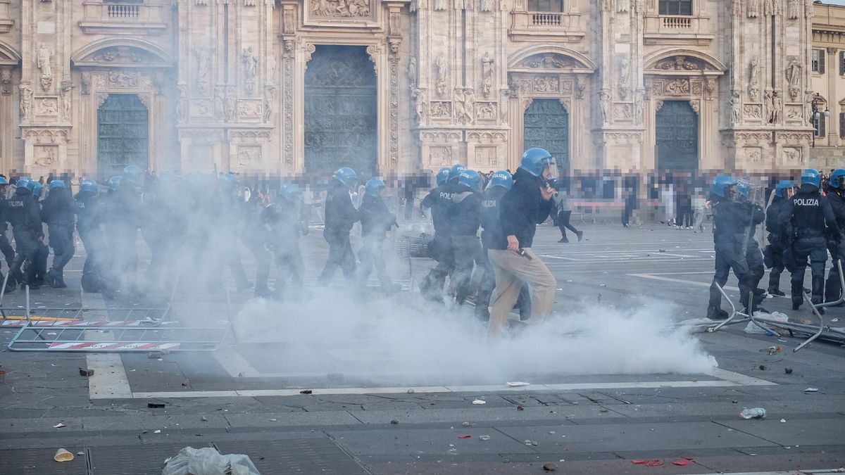 Gli scontri all'ombra del Duomo di Milano