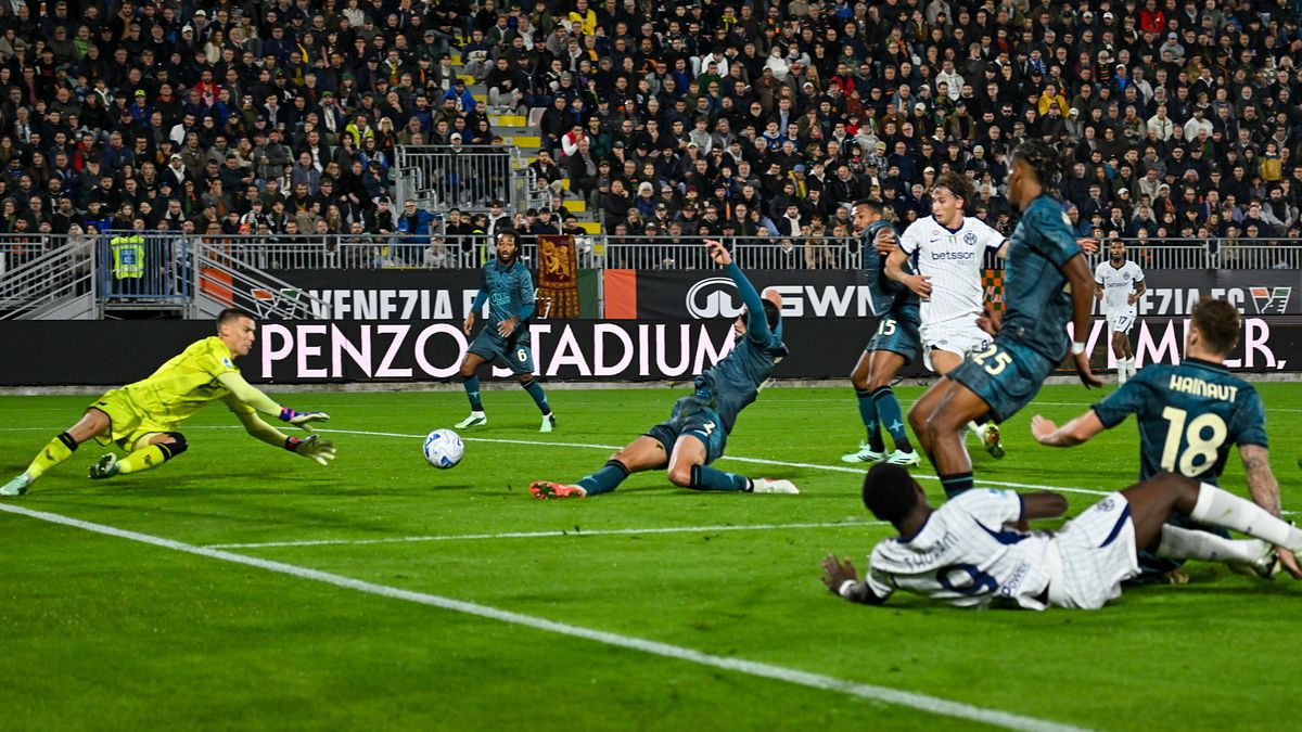Autogol in Venezia-Inter