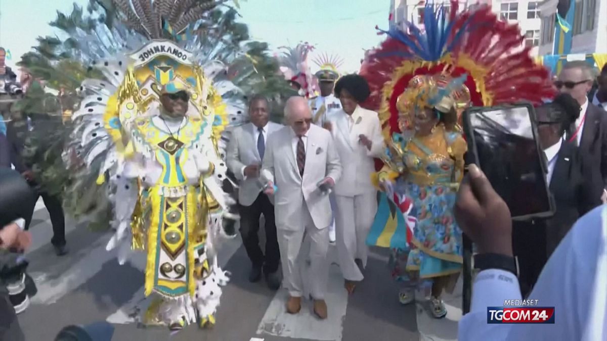 Re Carlo contagiato dall'atmosfera di festa: il ballo alle Bahamas