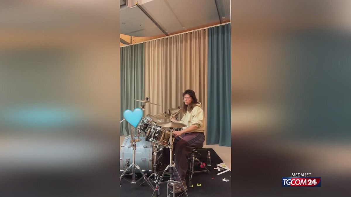 Il microfono, il pianoforte e la chitarra non le bastano... Elisa suona anche la batteria