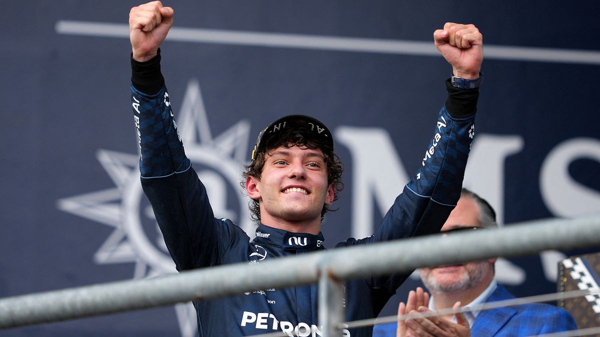 L'esultanza sul podio di Kimi Antonelli, del team Mercedes AMG Petronas F1, al termine del Gp di Formula 1 degli Stati Uniti ad Austin, in Texas