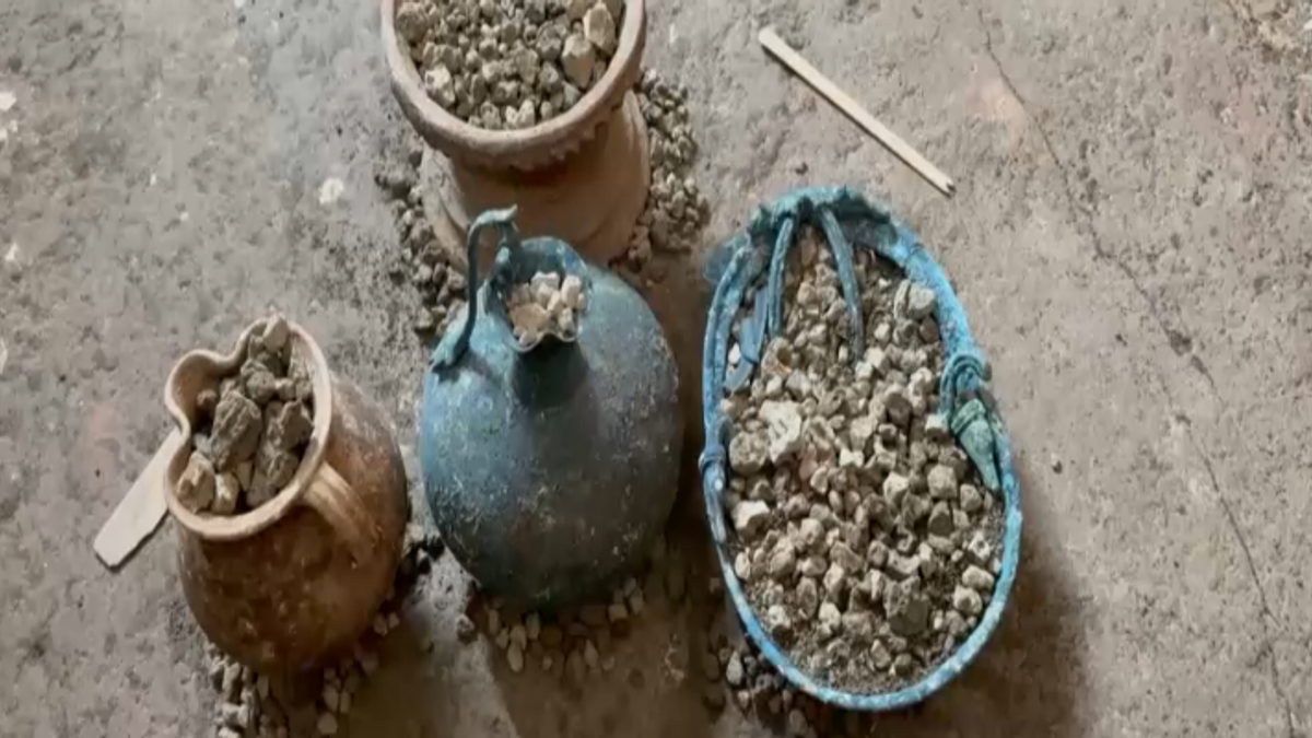 Trucchi e gioielli, a Pompei torna alla luce l'armadio di una donna
