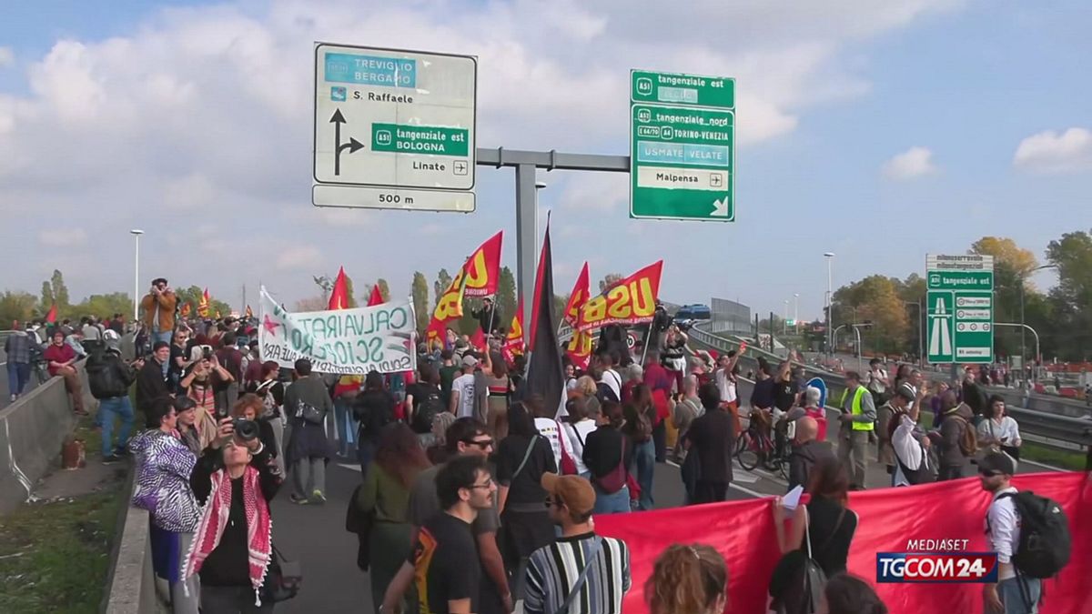 MILANO MANIFESTANTI IN TANGENZIALE SRV