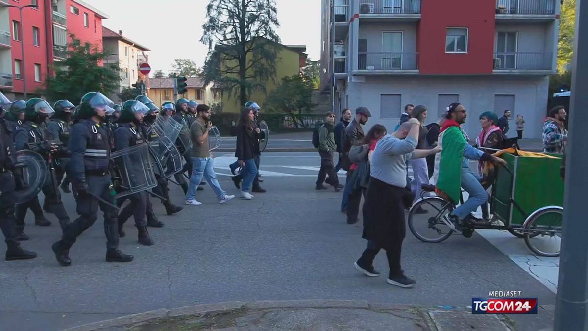 MILANO, MANIFESTANTI BALLO QUA QUA  SRV