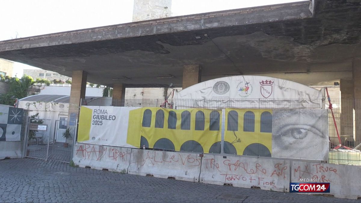 Roma, tensostruttura per clochard e migranti diventa permanente: abitanti sul piede di guerra