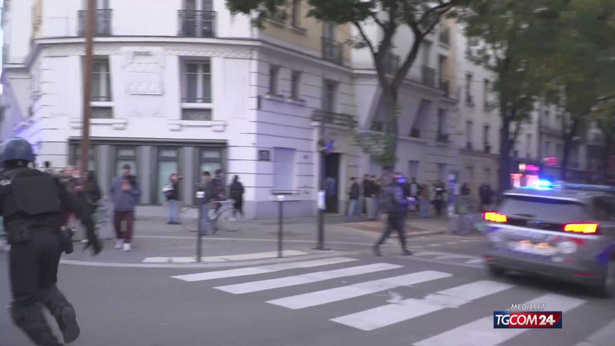 18.00 PARIGI MANIFESTAZIONI SRV