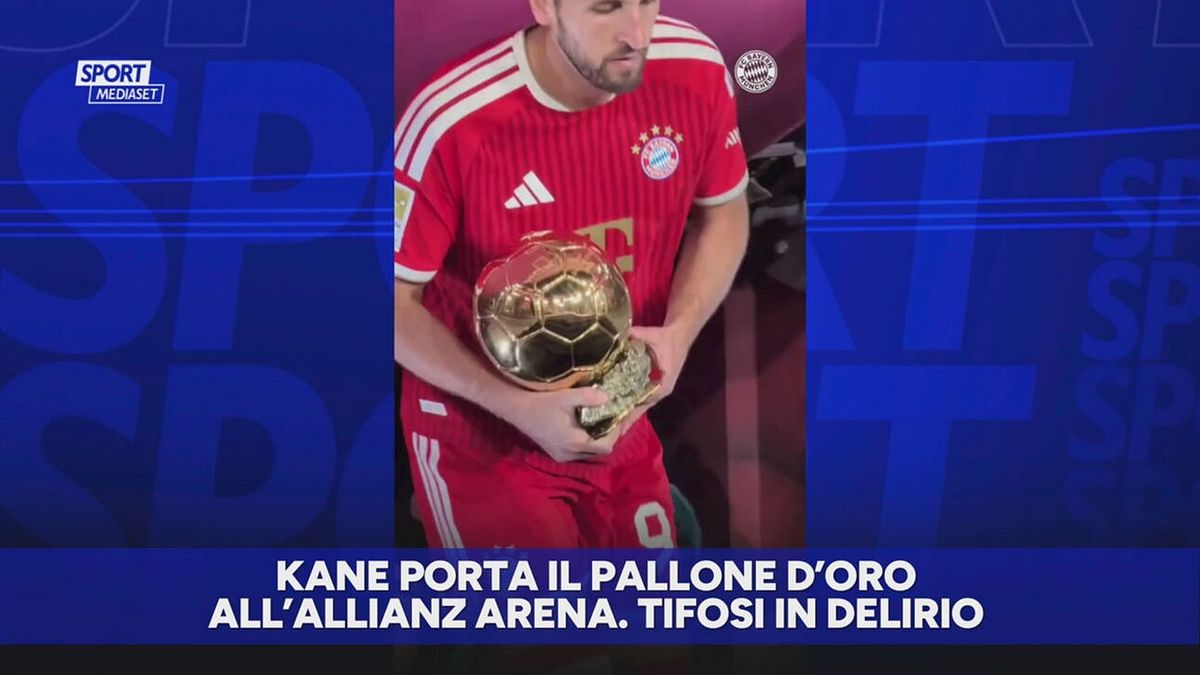 Kane i campo col Pallone d'Oro