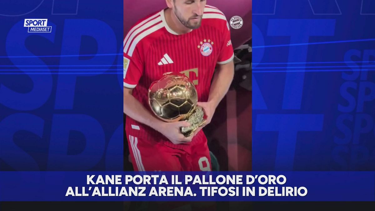 Kane i campo col Pallone d'Oro
