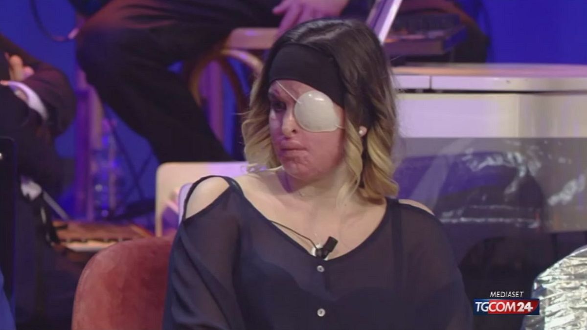 Sfregiata con l'acido, "speriamo di salvare l'occhio di Gessica"