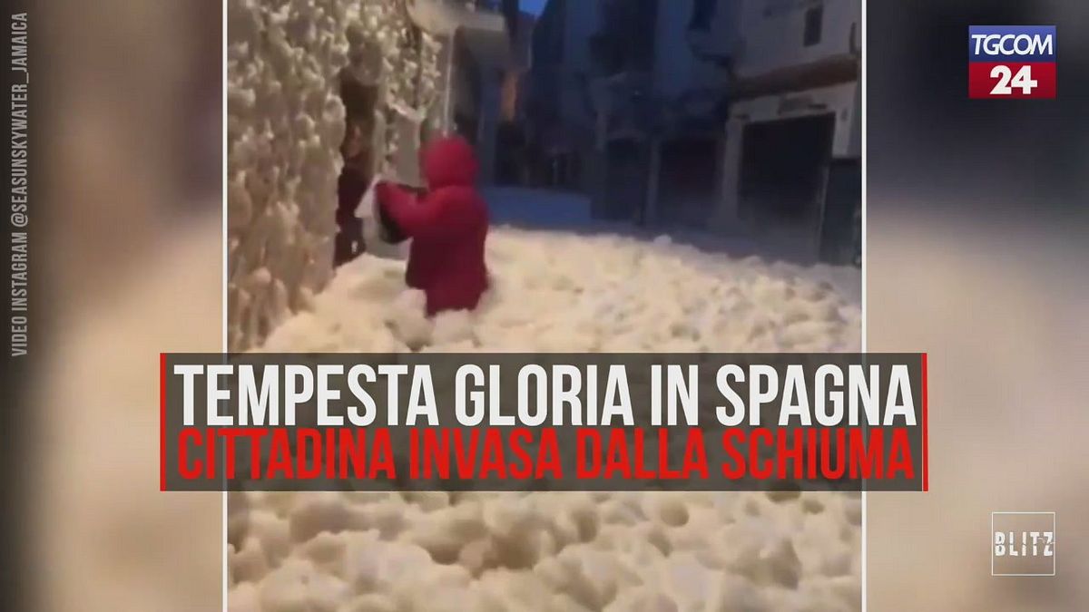 Spagna, cittadina invasa dalla schiuma