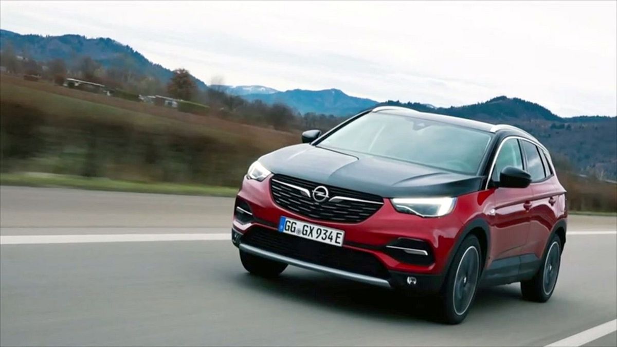 La strada ibrida del Suv Opel