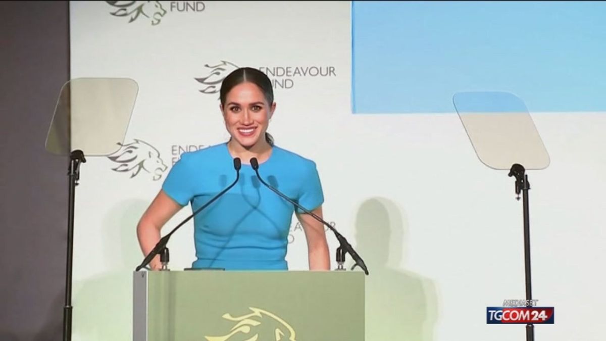 Harry e Meghan, ritorno in grande stile: sorridenti e innamorati sotto la pioggia