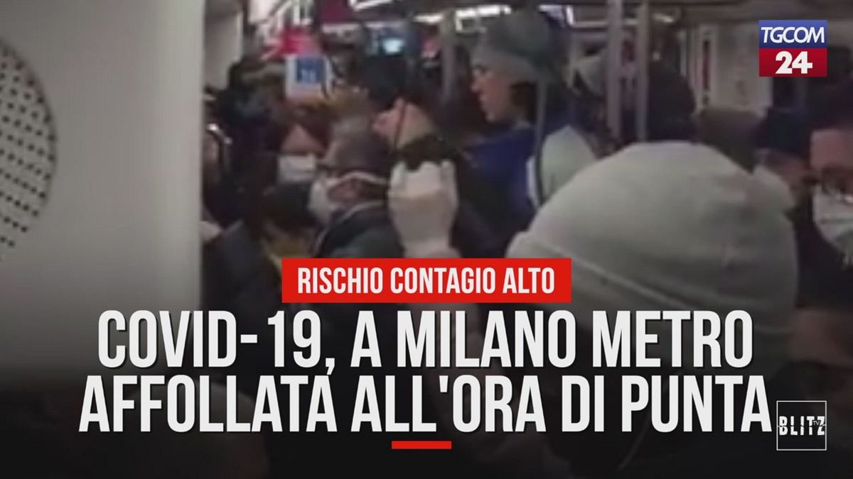 Coronavirus, a Milano metro affollata all'ora di punta