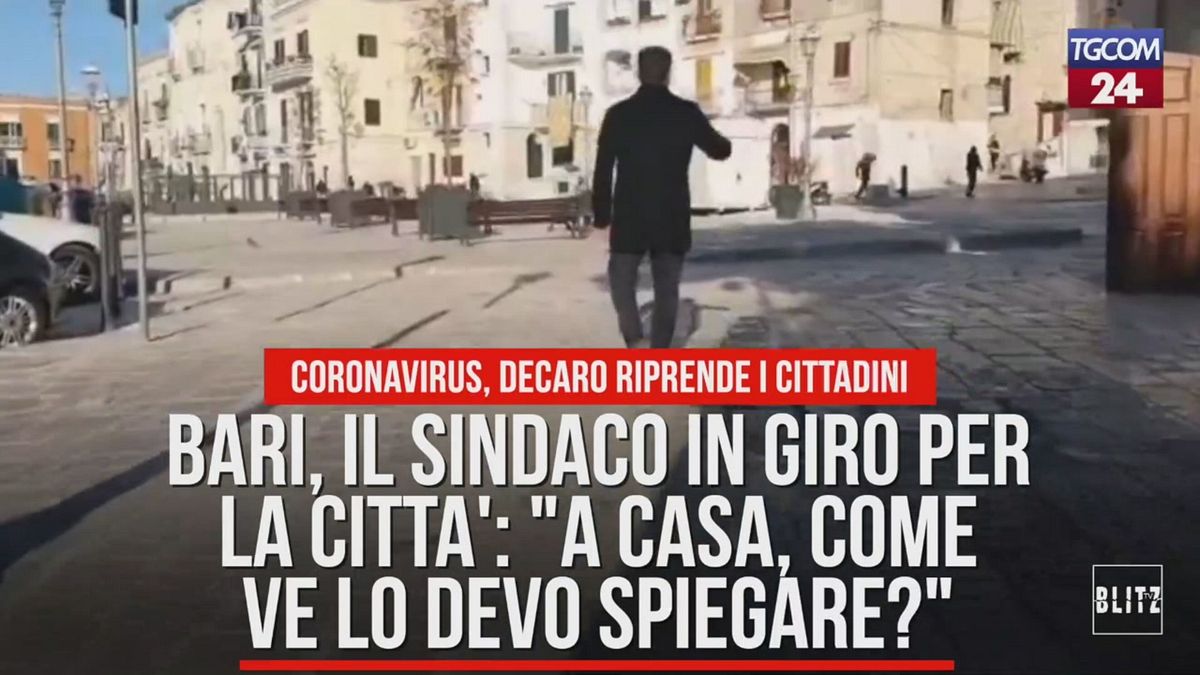 Bari, il sindaco in giro per la città: "A casa, come ve lo devo spiegare?"