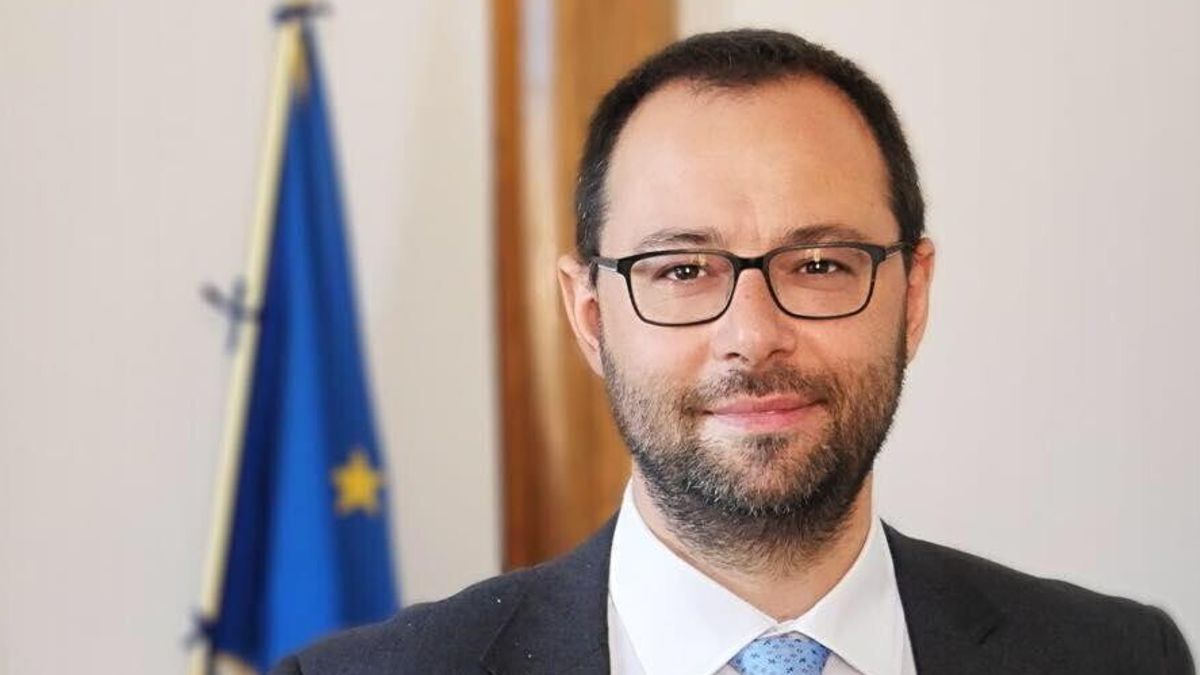 Il 45enne Stefano Patuanelli, capogruppo Cinque Stelle al Senato, potrebbe arrivare al ministero delle Infrastrutture, dove prenderebbe il posto di Toninelli.