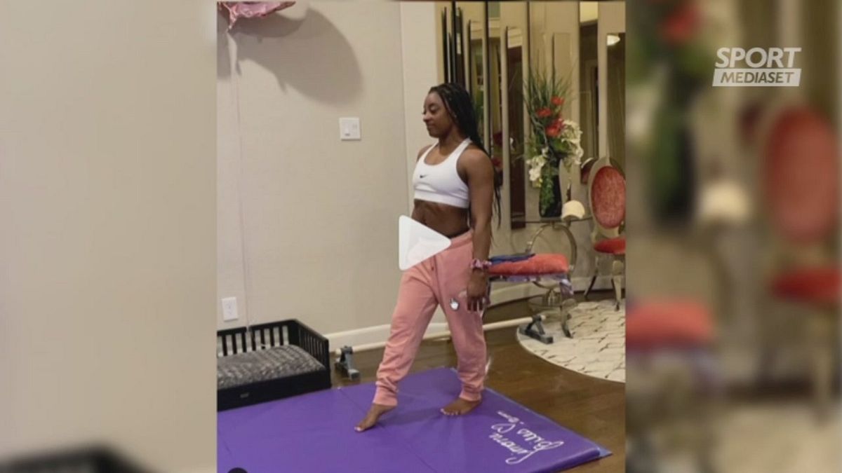 Simone Biles si sfila la tuta... in verticale