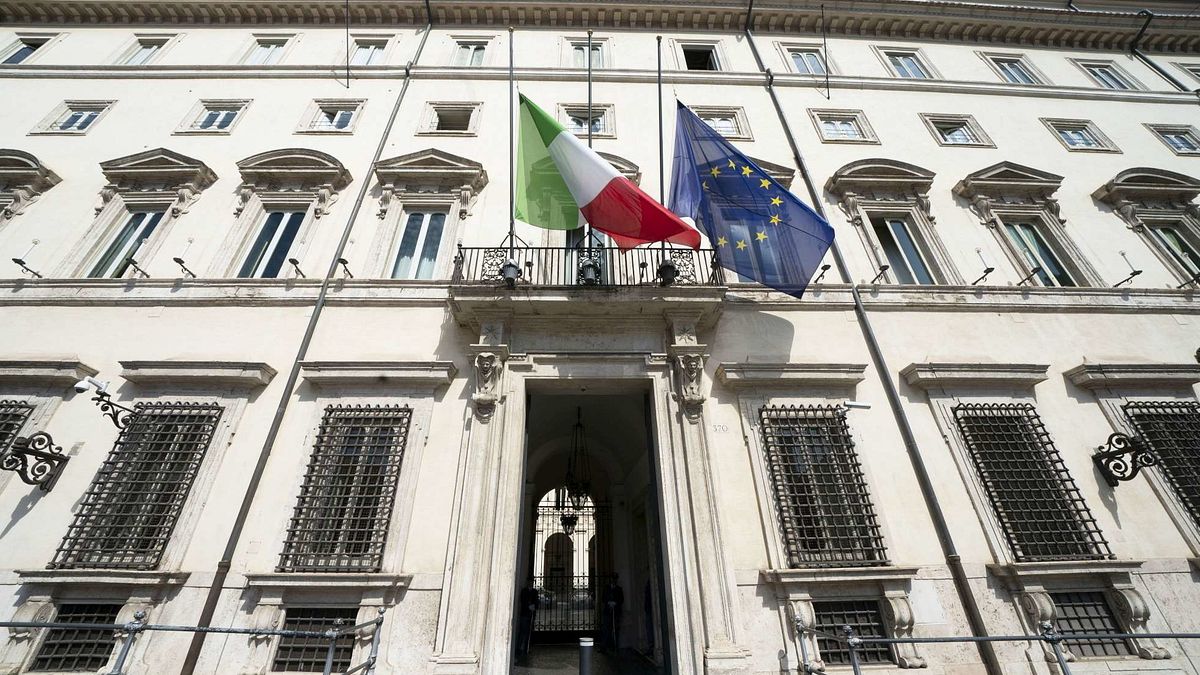 Palazzo Chigi abbassa le bandiere per i morti del coronavirus