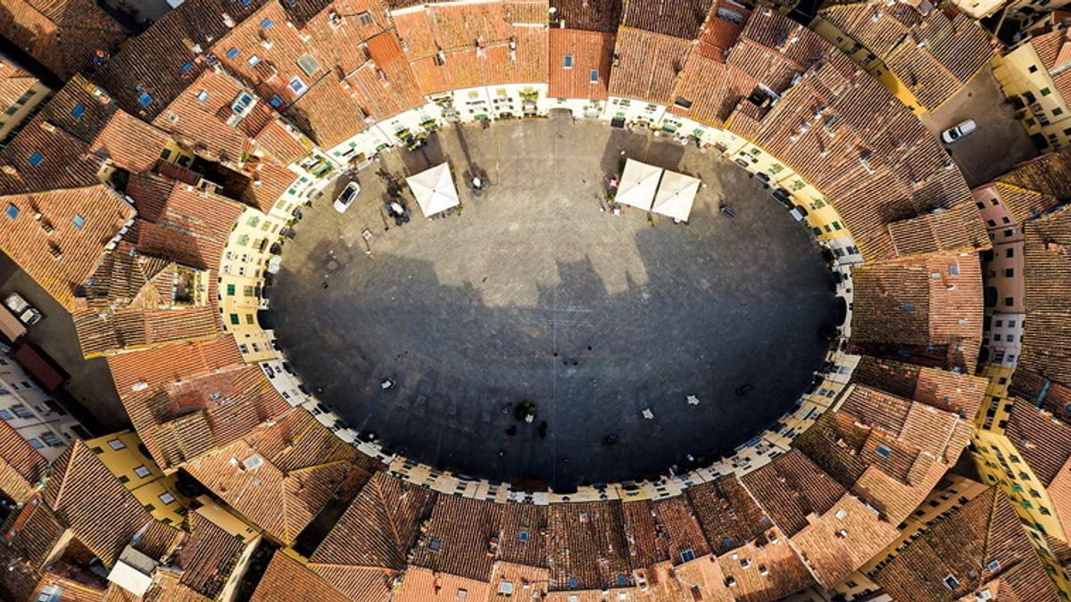  Lucca, Piazza dell'anfiteatro