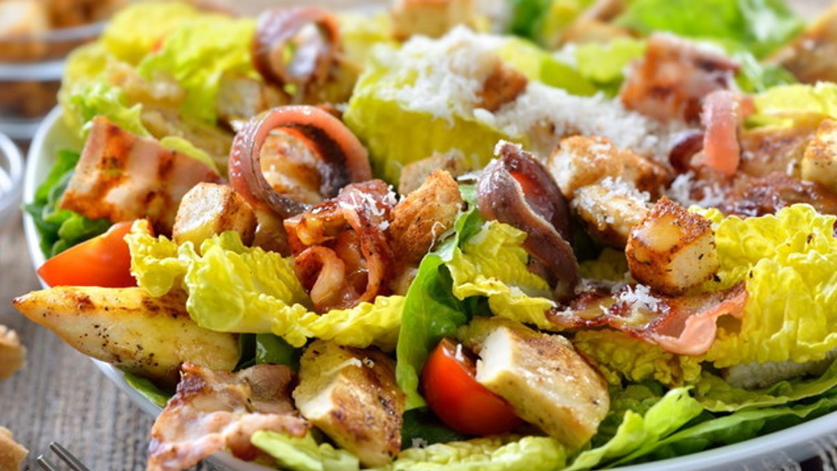 L'insalata, se non è composta da ingredienti corretti, può trasformarsi in una bomba calorica