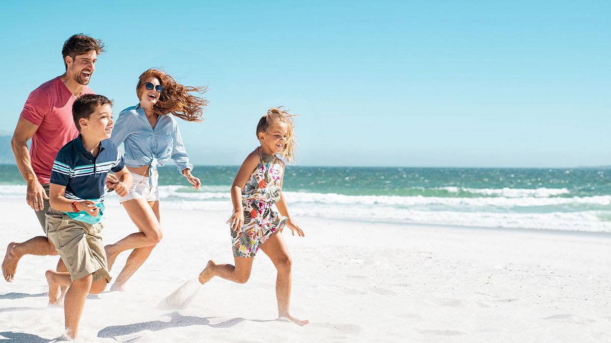 La spiaggia e il mare sono da sempre oggetto di bufale e falsi miti, duri a morire