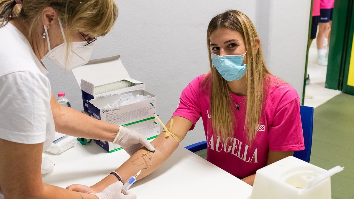 Prima di iniziare la preparazione all'Arena di Monza, test sierologici e tamponi per atleti e staff di Saugella Monza e Vero Volley Monza. Qui il nuovo acquisto Alessia Orro.