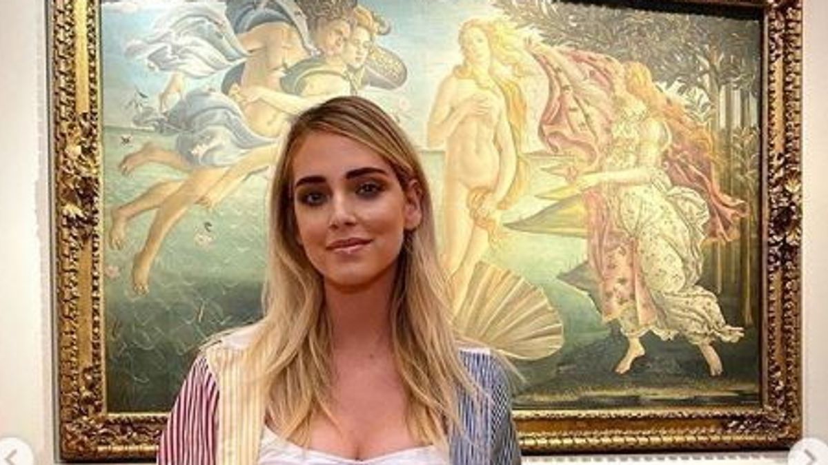 L'influencer Chiara Ferragni in visita agli Uffizi