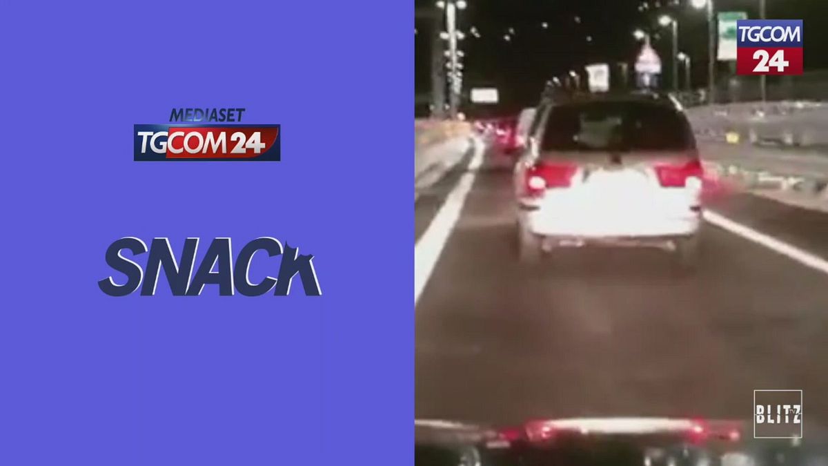 Genova, le prime auto sul ponte San Giorgio: festa a suon di clacson