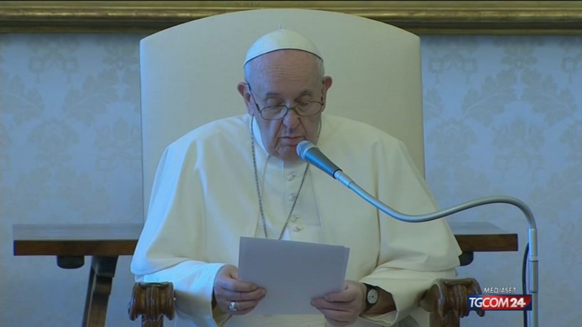 Papa Francesco: "Tragedia e dolore, prego per il Libano"