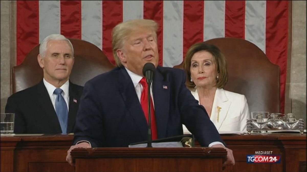 Nancy Pelosi strappa la copia del discorso di Trump