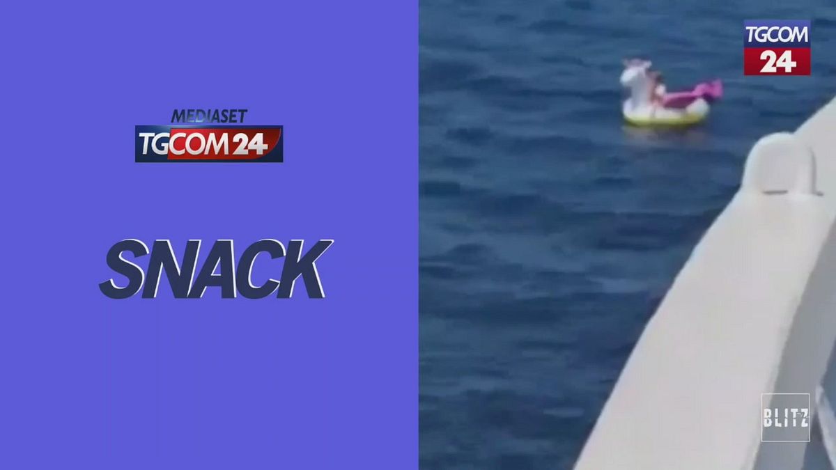 In mare aperto sull'unicorno gonfiabile: bimba di 4 anni recuperata da un traghetto