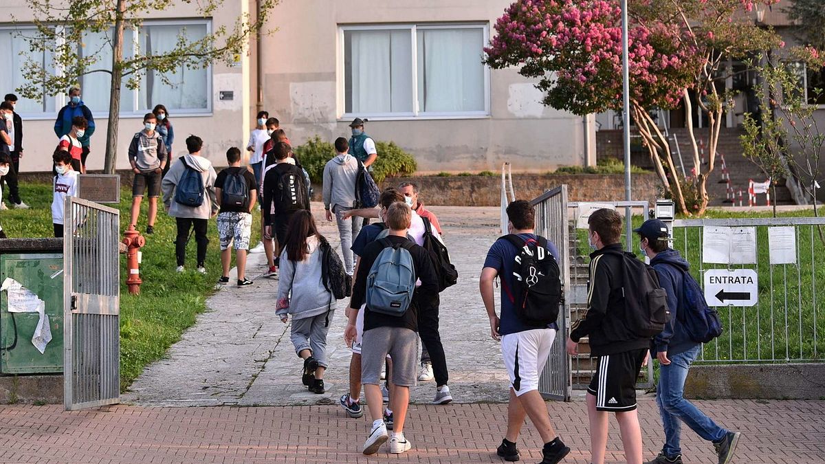 Il ritorno in aula nelle scuole di Nembro (Bergamo). Anche gli alpini aiutano nelle operazioni di entrata