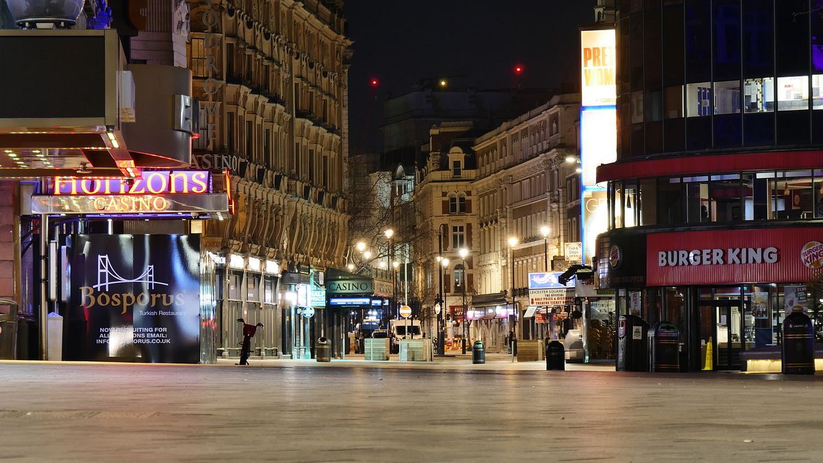 Leicester Square: piazza pedonale nel cuore di Londra dove si affacciano i teatri del West End oltre che bar e ristoranti. Costantemente affollata, di giorno e di notte.