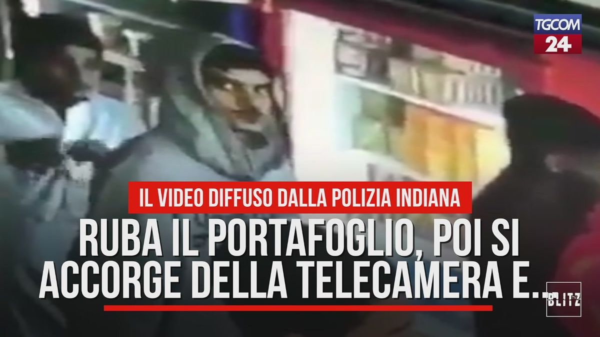 Ruba il portafoglio, poi si accorge della telecamera e...