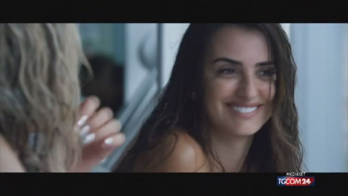 Cameron Diaz e Penelope Cruz sexy in piscina