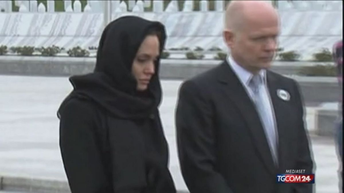 A Srebrenica le lacrime di Angelina Jolie