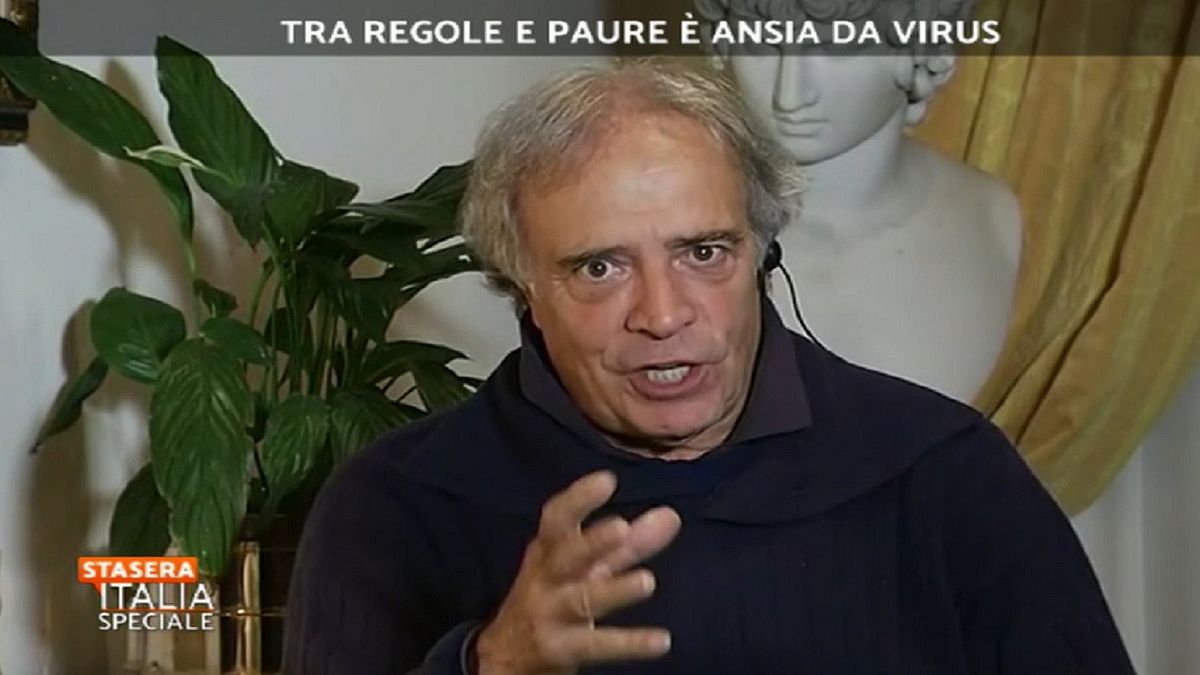 Enrico Montesano torna sulle mascherine: "All'aperto e con le giuste distanze è inutile, ma al chiuso la metto"