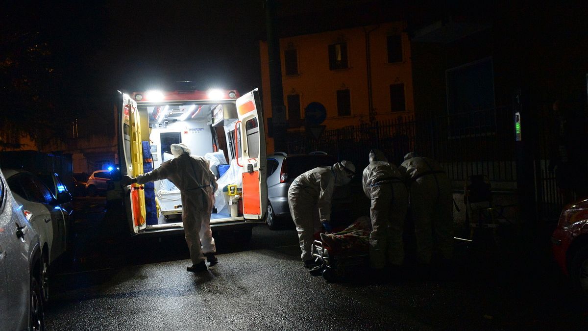 I volontari della Croce Rossa in servizio 118 nell'hinterland milanese