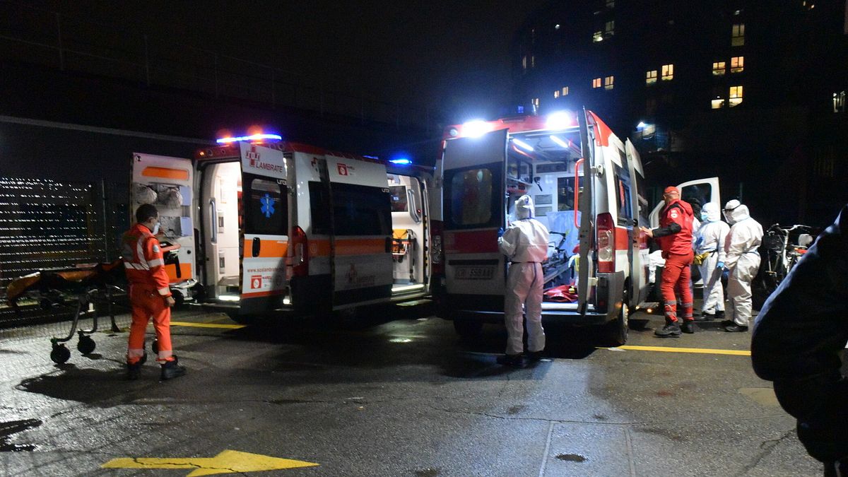 I volontari della Croce Rossa in servizio 118 nell'hinterland milanese