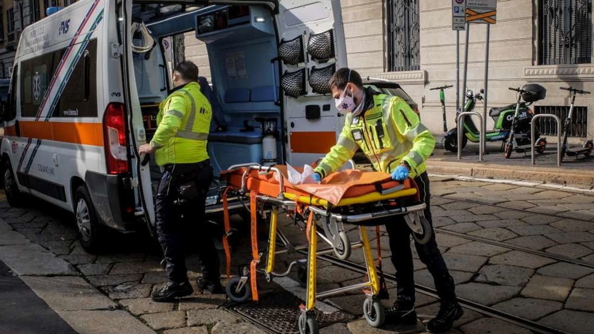 Ambulanze in fila davanti al Pronto soccorso dell'ospedale Fatebenefratelli di Milano, che non è un hub per la cura del coronavirus