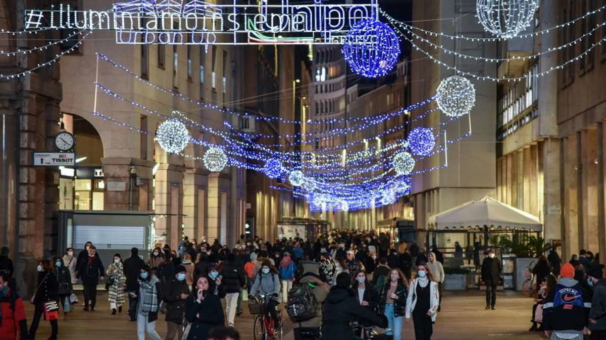 Luci natalizie accese nelle vie del centro di Milano, mentre l'albero illumina piazza Duomo 