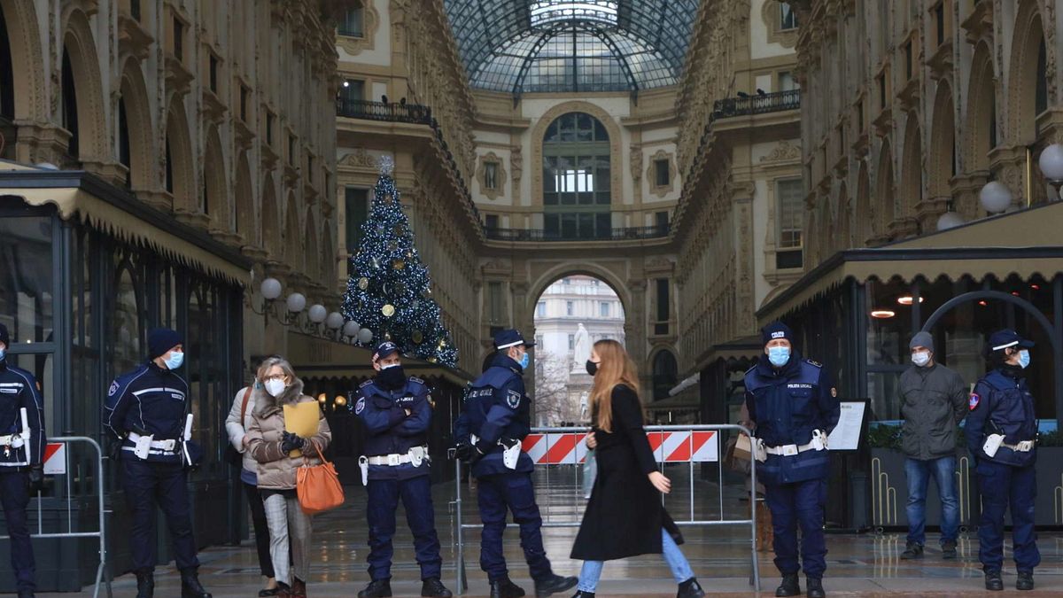 Controlli agli accessi della Galleria Vittorio Emanuele di Milano