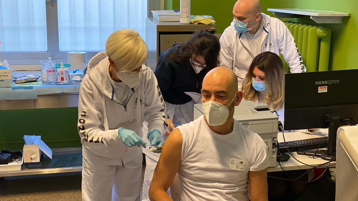 Matteo Bassetti, direttore Malattie Infettive dell'Ospedale San Martino di Genova, è stato trai primi a vaccinarsi contro il Covid-19 all'interno della struttura in cui lavora