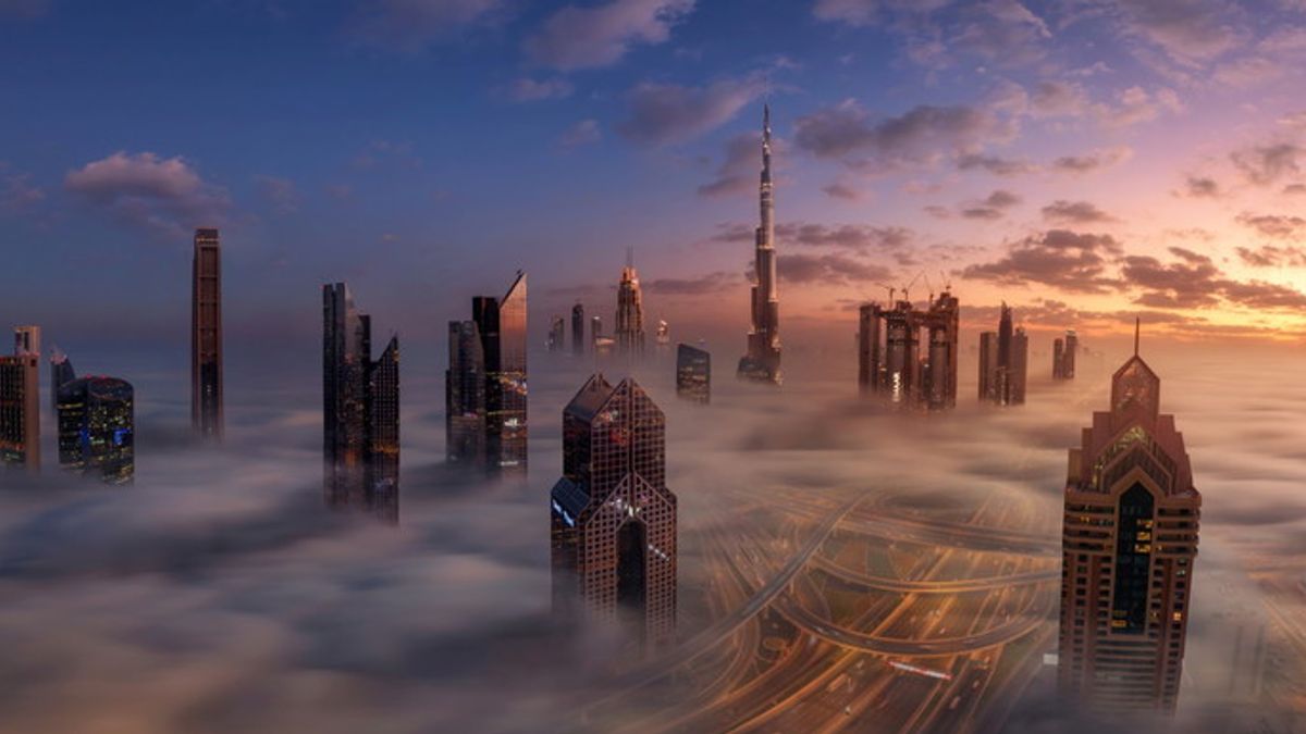 Una vista inconsueta delle vette dei grattacieli di Dubai, che emergono dalla nebbia mattutina